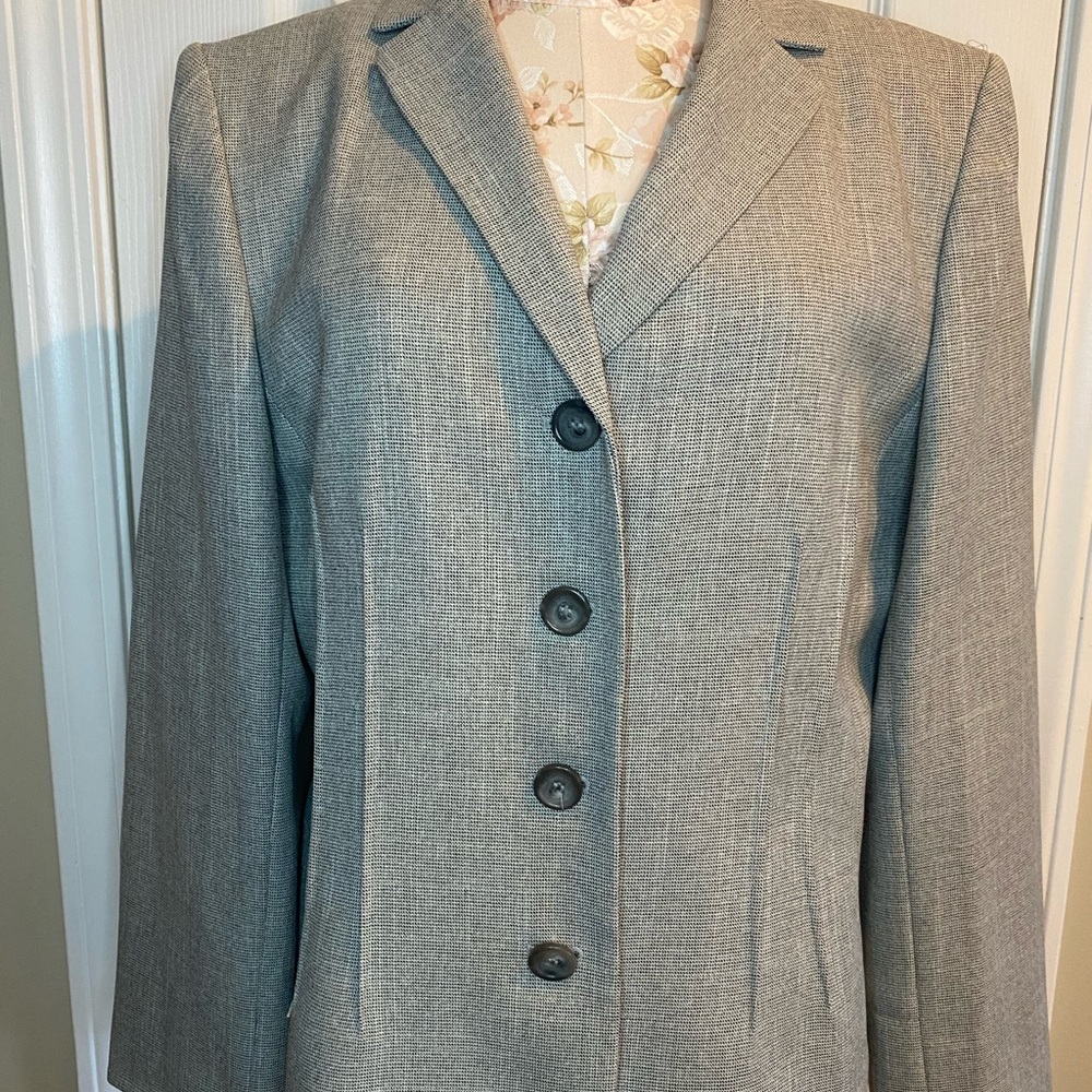 Le Suit Gray Blazer with Notched Lapels and Fitted Silhouette and Dress Slacks